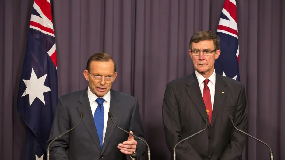 Tony Abbott a šéf pátracího týmu Angus Houston
