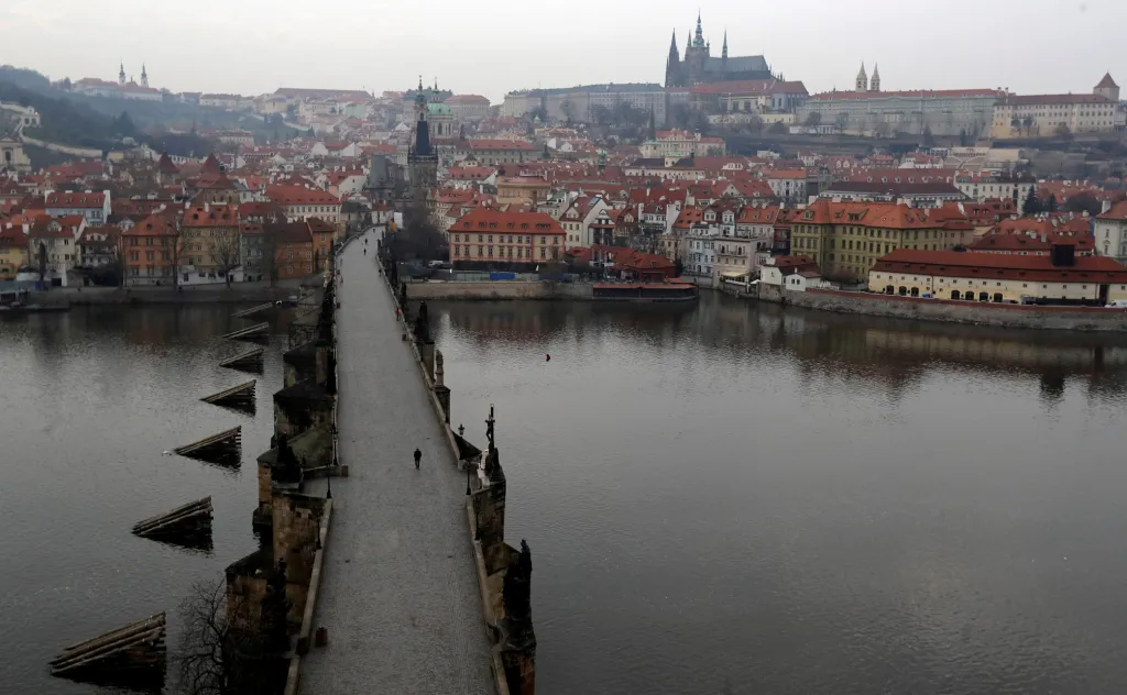 Pohled na jindy turistů plný pražský Karlův most ukazuje, že cestovní ruch utichnul