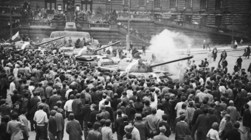 Tanky vojsk Varšavské smlouvy před budovou Národního muzea (pořízeno 21. srpna 1968)