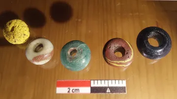 Soubor skleněných korálků z jednoho hrobu