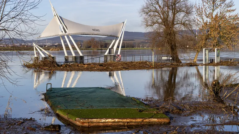Rozvodněné Labe odřízlo lodní přístaviště v Nučnici