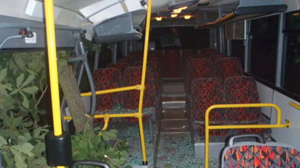 Tři cestující byli lehce zraněni