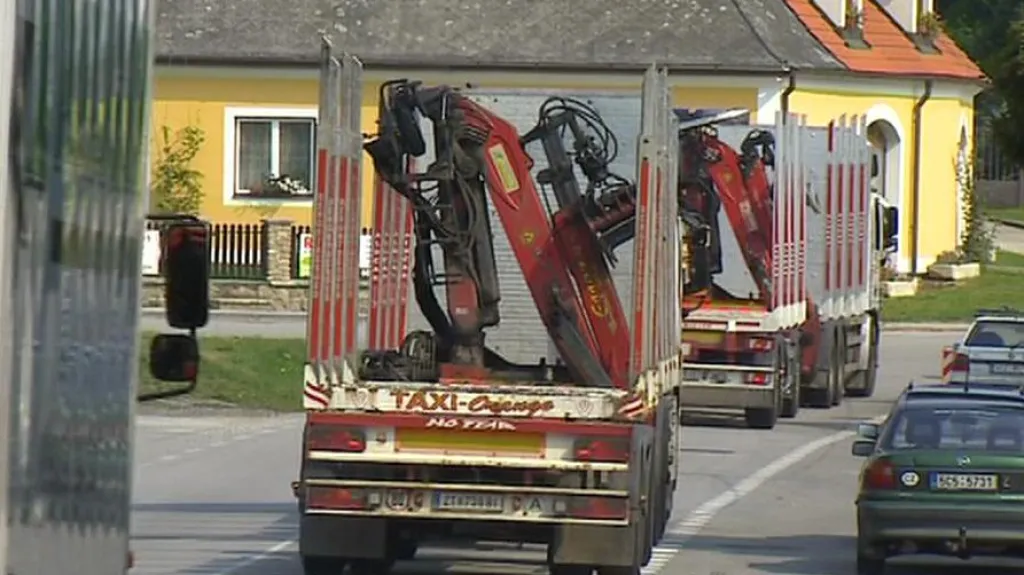 Kamiony projíždějící Slavonicemi