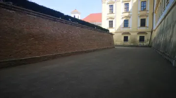 Zámek ve Slavkově po opravě valů s novým osvětlením