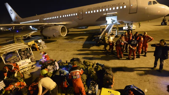 Vykládka humanitární pomoci na letišti v Káthmándú