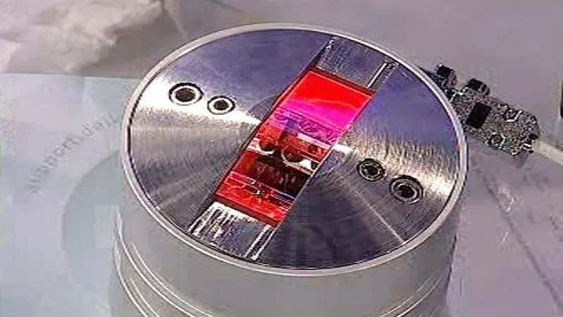 Světlo, které po zabudování do vozovky upozorňuje řidiče na přechod pro chodce.