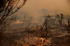 Jihozápad Spojených států se potýká s desítkami požárů, město Flagstaff zahalil kouř