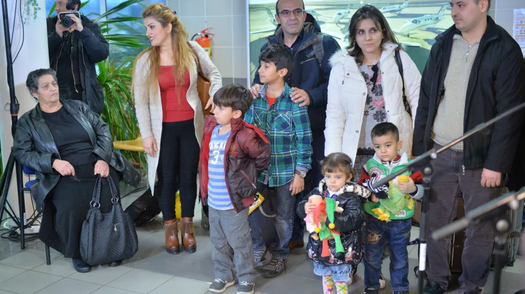 První skupina křesťanských uprchlíků z Iráku na pražském letišti