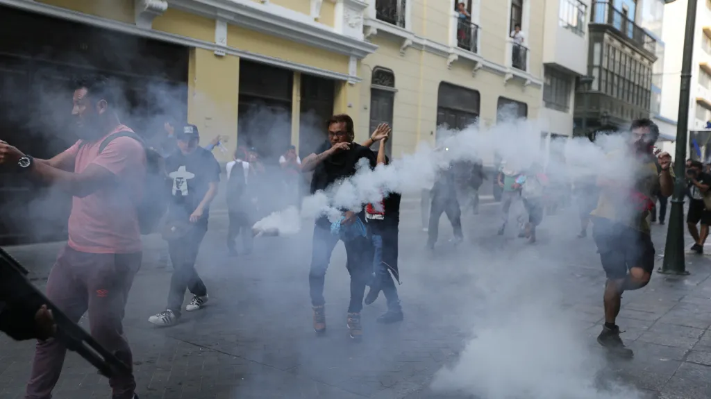 Policie použila proti demonstrantům v Limě slzný plyn