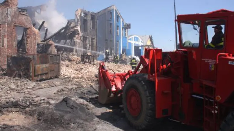 NO COMMENT: hasiči likvidují požár v Chropyni s pomocí těžké techniky