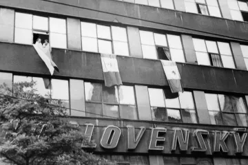 Srpen 1968: Noc, kdy se nespalo, ale vysílalo, a to za každou cenu