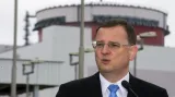 Petr Nečas na tiskovém brífinku před Jadernou elektrárnou Temelín