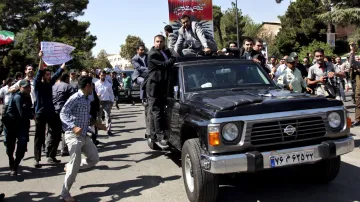 Odpůrci Hasana Rouháního napadli jeho limuzínu