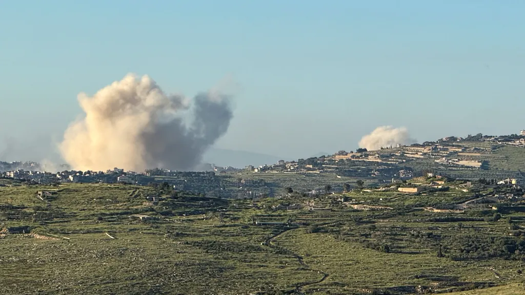 Stoupající kouř nad jižní částí Libanonu, pohled z izraelsko-libanonské hranice, 29. 4. 2026