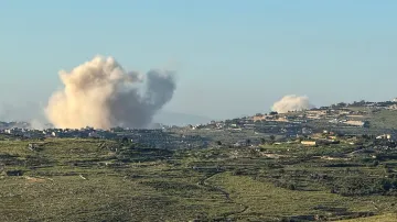 Stoupající kouř nad jižní částí Libanonu, pohled z izraelsko-libanonské hranice, 29. 4. 2026