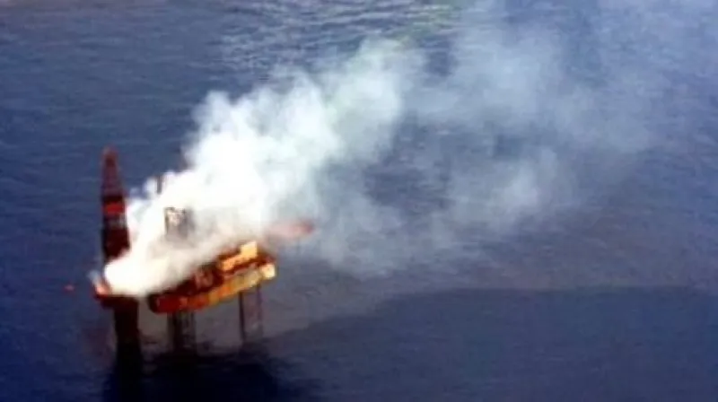 V moři na sever od Austrálie hoří ropná plošina