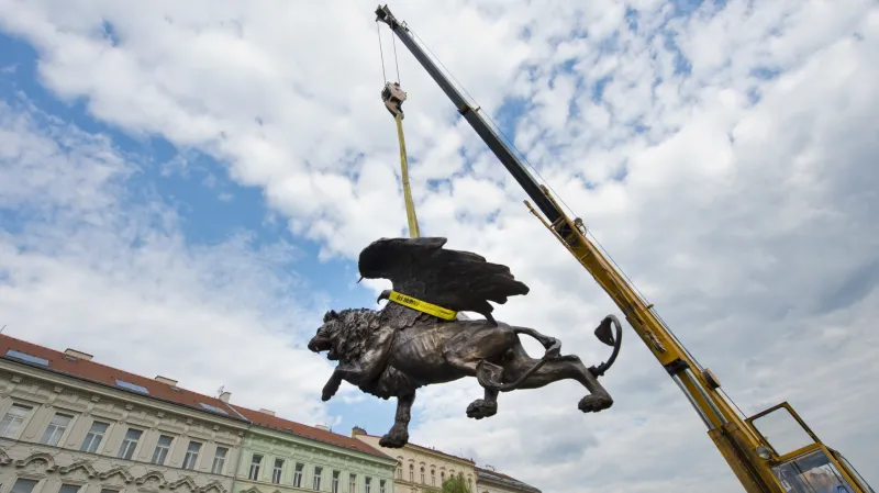 Přípravy na odhalení památníku československým letcům na pražském Klárově