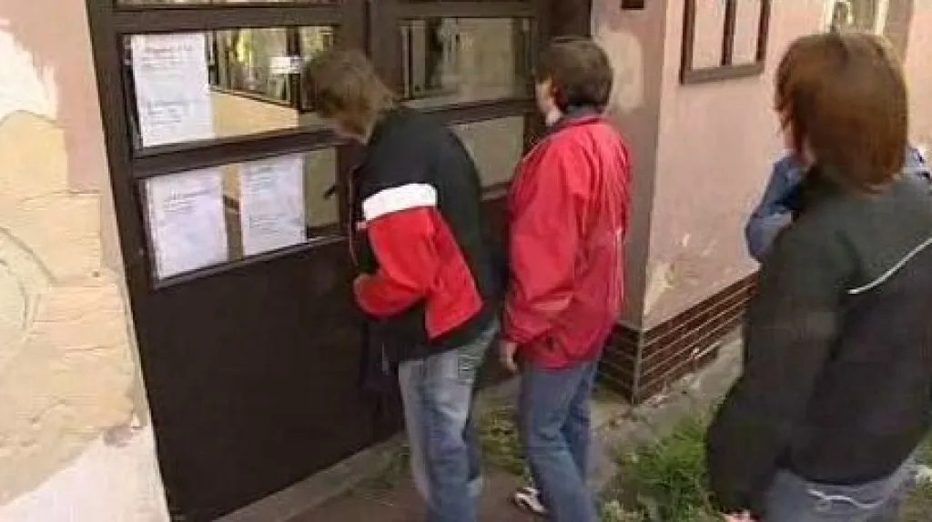 Zaměstnanci před vstupními dveřmi