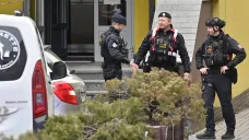 Policisté před školou v Ohradní ulici v Praze