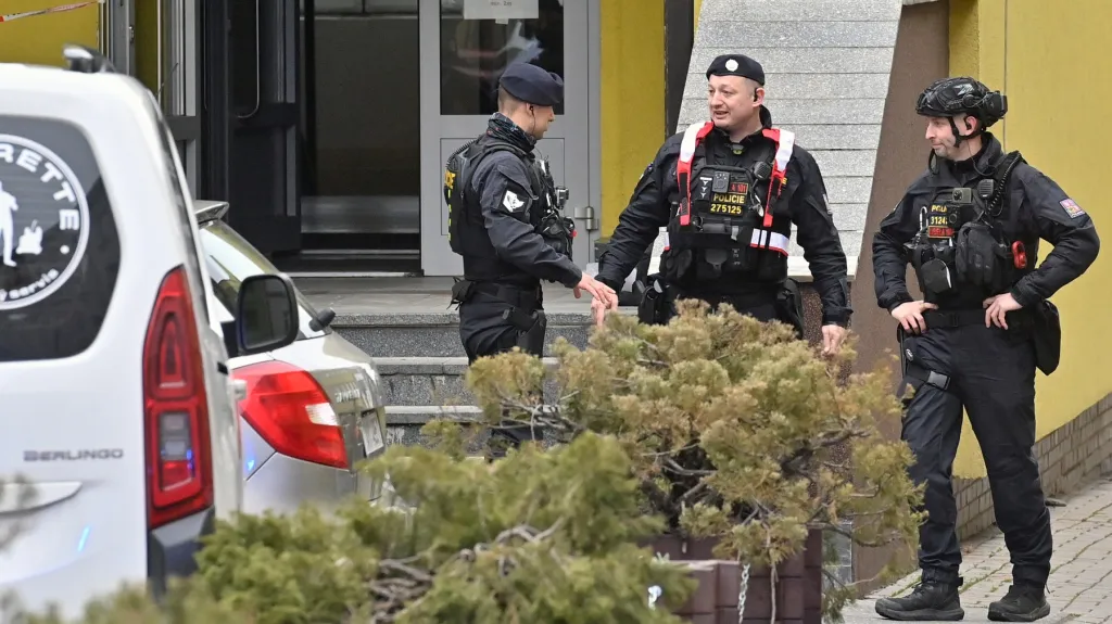 Policisté před školou v Ohradní ulici v Praze