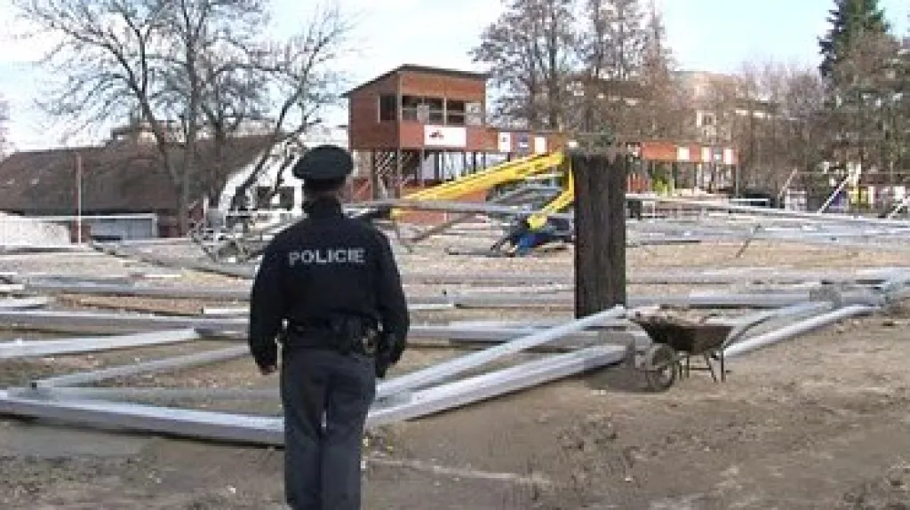 Dva muže zasypala železná konstrukce haly