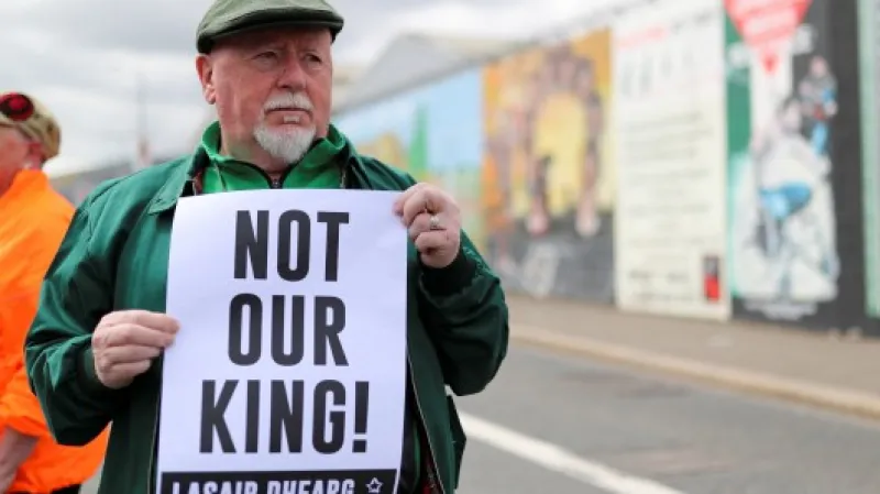 Ne všichni korunovaci krále oslavují, konají se i protesty,  Autor: Damien Storan,  Zdroj: Reuters
