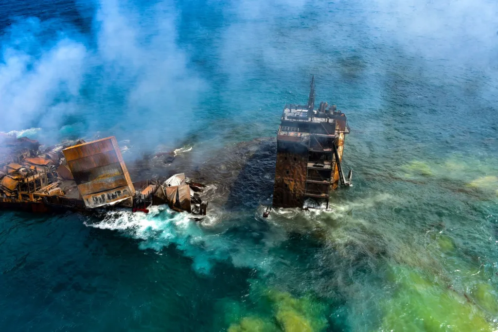 U Srí Lanky se po dvanáctidenním požáru potopila kontejnerová loď naložená chemikáliemi. Hrozí únik stovek tun paliva. Do vod bohatých na život se vysypaly také plastové granule, které si mořští živočichové snadno spletou s potravou. Jde o jednu z nejhorších ekologických katastrof v oblasti
