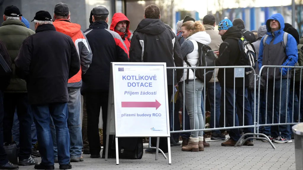 Fronta na odevzdání žádosti o kotlíkovou dotaci v Olomouci v roce 2016