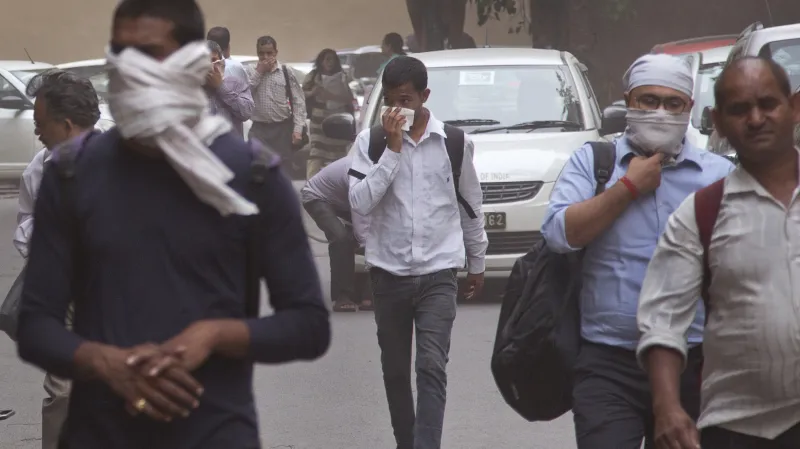 Lidé se chrání při písečné bouři