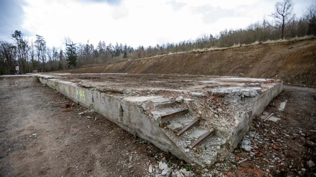 Zbytky betonových základů v areálu ve Vrběticích na Zlínsku