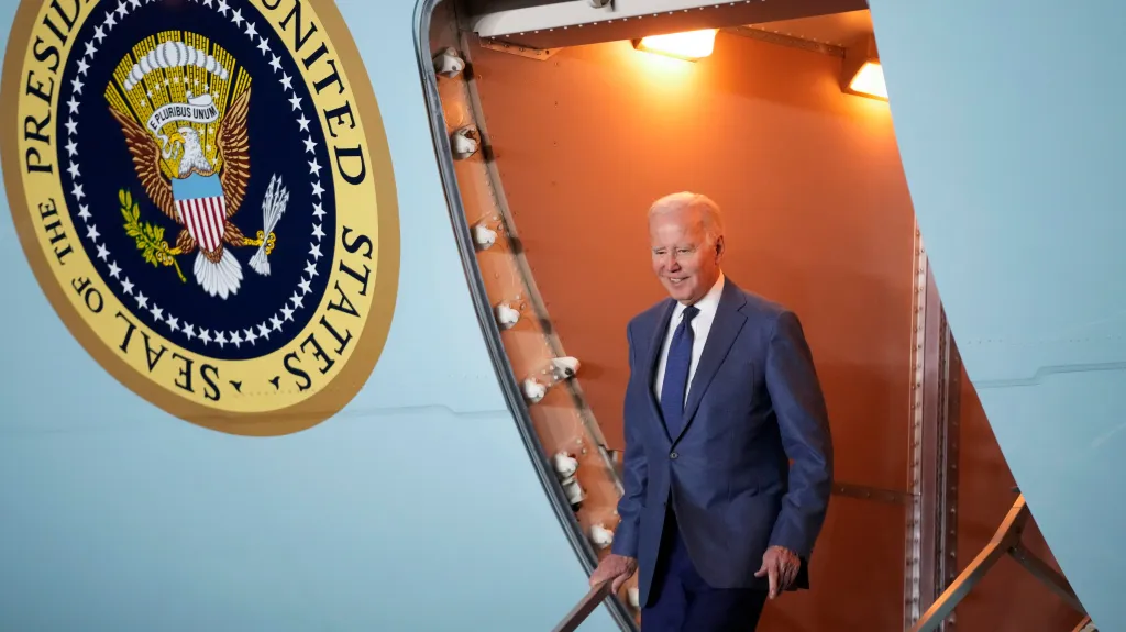 Joe Biden po přistání v Belfastu