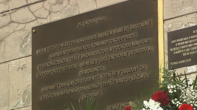 Pamětní deska v Nerudově ulici připomíná rozehnání studentského pochodu v roce 1948