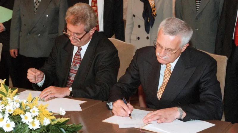 Miloš Zeman a Václav Klaus podepisují tzv. opoziční smlouvu