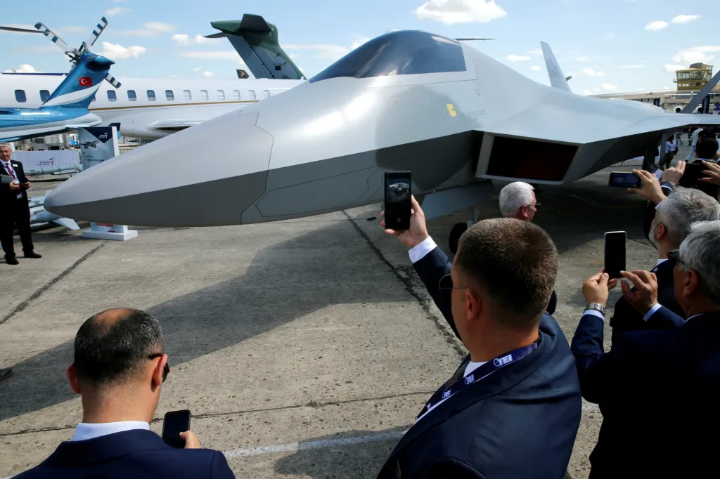 Na snímku návštěvníci obdivují futuristickou stíhačku TF-X turecké armády