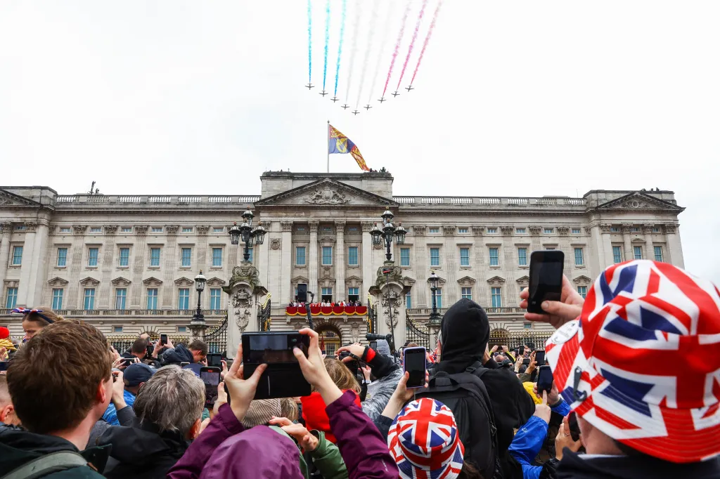 Nad palácem prolétla akrobatická letadla