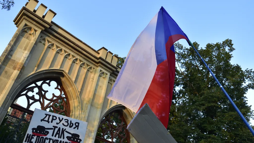 Demonstrace u ruského velvyslanectví 50 let od okupace