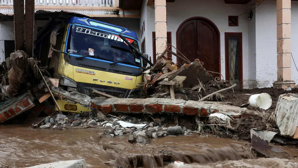Následky povodní v Malalaku na Západní Sumatře (snímek je z prosince 2025)