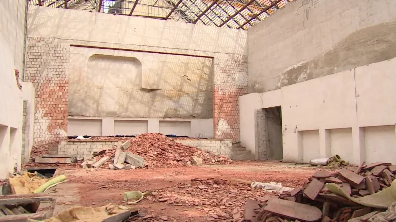 Chátrající budova valtického zámeckého divadla