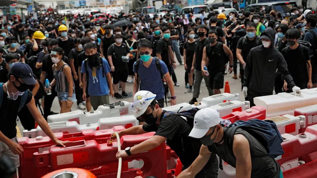 Demonstranti blokují hlavní tepnu města barikádami