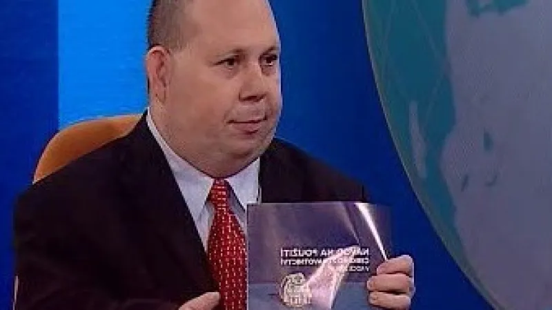 Mluvčí ministerstva zdravotnictví Tomáš Cikrt představuje brožuru o poplatcích ve zdravotnictví.