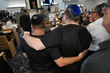 Střelce ze Sydney obvinili z terorismu a 15 vražd