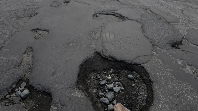 Výmoly v ulici U Seřadiště