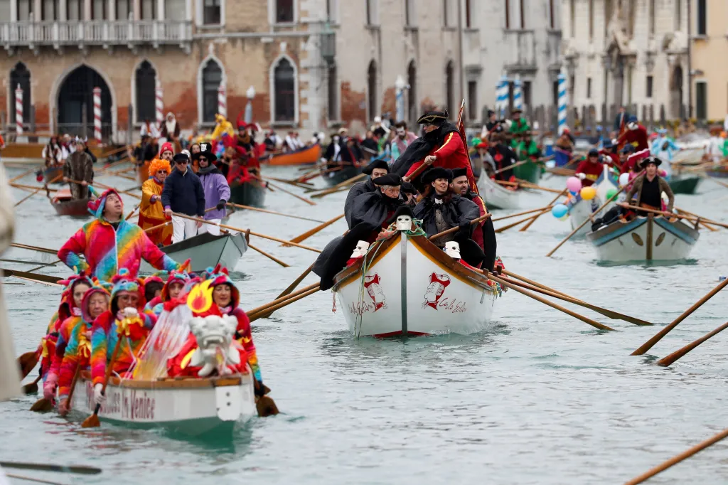 Stovky ozdobených gondol plují přes benátský Canal Grande