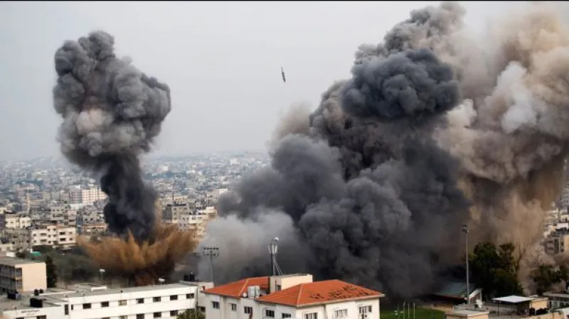 Navzdory jednání pokračuje bombardování Gazy a ostřelování Izraele