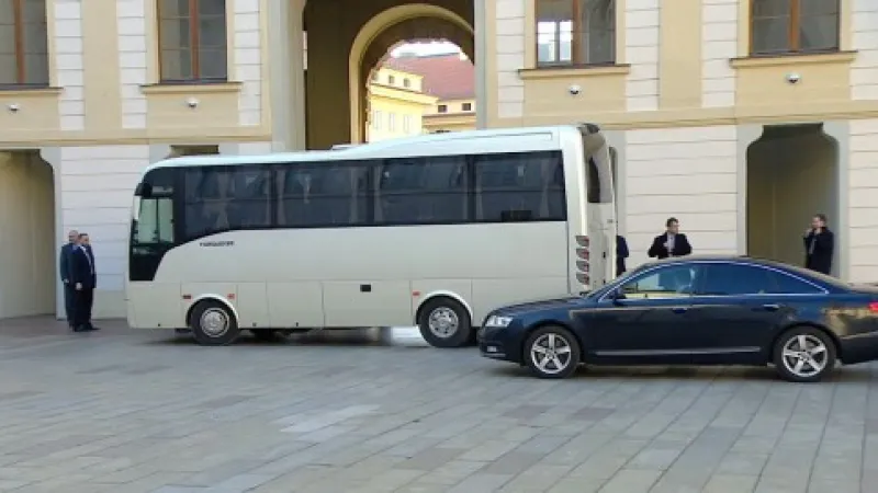 Příjezd budoucích ministrů na Pražský hrad