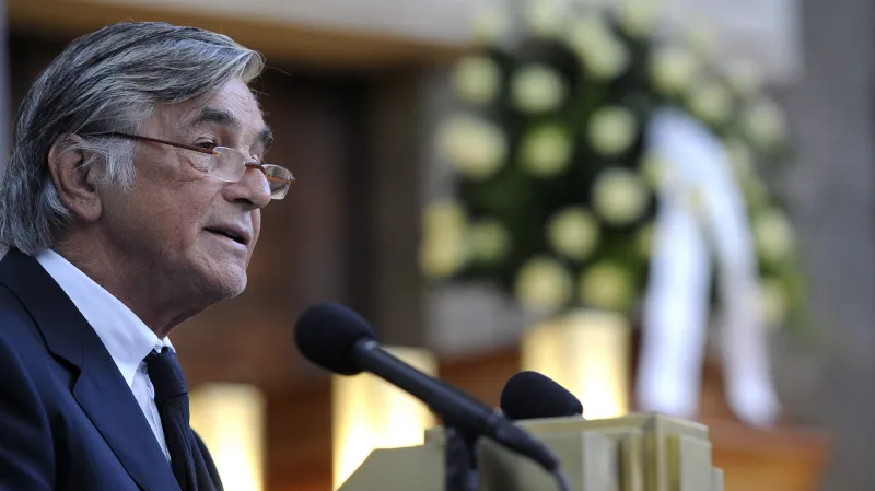 Poslední rozloučení se scenáristou a dramatikem Jiřím Hubačem, který zemřel 27. září ve věku 82 let, se konalo 6. října v Praze. Na snímku je herec Jiří Bartoška při smutečním projevu.