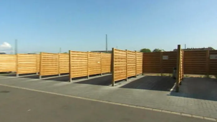 Dřevěné boxy na parkovišti pro bonnské prostitutky