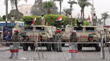 Vojáci před ministerstvem obrany v Káhiře