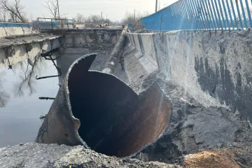 Levý a pravý břeh Kupjansku žijí úplně jinými životy, popisuje zpravodajka ČT z města u frontové linie