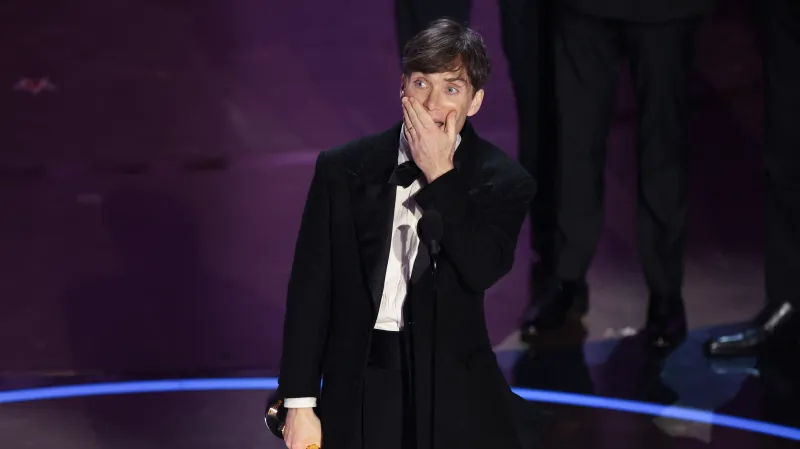 Cillian Murphy s Oscarem pro nejlepšího herce v hlavní roli za film Oppenheimer